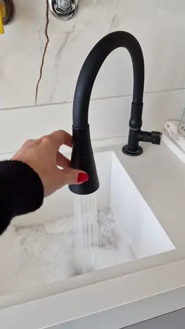 Torneira bancada flexível que vira 360°, super prática e versátil para sua cozinha ou área de serviço! Ideal para bancada, facilita o dia a dia com muito mais conforto e funcionalidade. #TorneiraFlexível #Bancada360 #CozinhaPrática #FacilidadeNoDiaADia #DesignFuncional #CasaOrganizada #DicasDeDecoração  