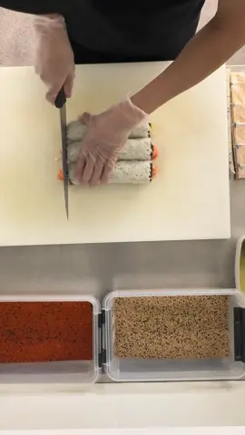 Maki cutting 🥹 #fyp #sushi #foru #sushilover #lohi #tiktokviral #for 