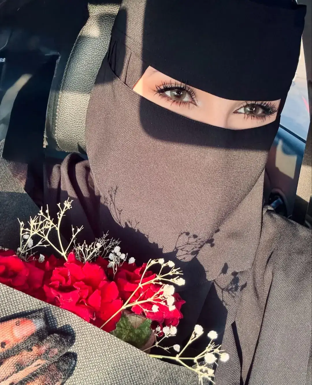 الهوى لعب في قلوبنا لعب 