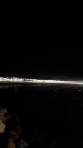أحد أصدقائك يشغّل أغنية هادئة، يمكن موسيقى بلا كلمات، أو نغمة تعرفونها كلّكم. أنتم مشغولين بالصمت، لكن القلوب تتكلّم وراء غروب الشمس، فيه حكاية ما تنكتب بكلمات، لكن تُحس — بينكم وبين البحر، والنجوم، والصمت اللي يتكلم. #شعب_الصيني_ماله_حل😂😂 #libya🇱🇾_tunis🇹🇳_algeiar🇩🇿 #aljerie_🇩🇿 #موريتانيا🇲🇷 #sahra 