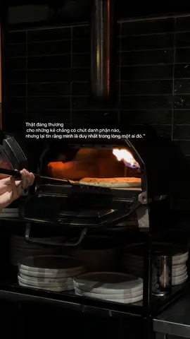 Thật đáng thương cho những kẻ chẳng có chút danh phận nào, nhưng lại tin rằng mình là duy nhất trong lòng một ai đó.