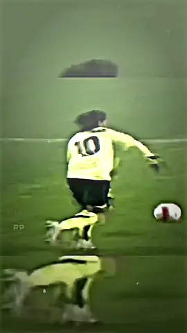 Ronaldinho's speed in running the ball.🥶 #Unstoppable🥶🔥 #foryoupage #viralvideo #footballtiktoks #viral 