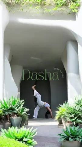 Kendime dönüşüm zihnimin kalabalığında kaybolduğumu farkettiğimde başladı. Hayatımı kazandığımı, başardığımı hissettiğim en özel vakitte zihnime yenik düştüm. Her şeyi alt edip kafasındaki karmaşaya yenik düşenler anlar beni. Dingin ve kontrolü bende olan bir zihinle başarmanın keyfini çıkartabilmek varken kendime yürekten sarılmayı, başarımı tebrik etmeyi bile unuttum. Ben zihnimden geçen düşünceler değildim. Onları fark edebilendim. Ben bana kodlanan başarısızlık hikayeleri değildim. Onları fark edebilendim. Ben bana aktarılan tecrübeler de değildim. Olan biteni fark edebilendim.Kontrolden çıkmış bir zihinle onları en yüksek standartlarda yaşamak mı yoksa, kontrolü sende olan bir zihinle mevcut standartlarında yaşamak mı ? Yanıt çok basit,kontrolden çıkmış bir zihinle yaşıyor bile sayılmazdım. Yaşamaya ise uyanmakla başlayabildim. Yolumda sabırla yürümeyi seçtim. #Dasha #yoga #keşfetteyizzz #kamp #kerpiçevler #fethiye #muğla #teşekkürederimhayatıma #ben #sunset #doğa 