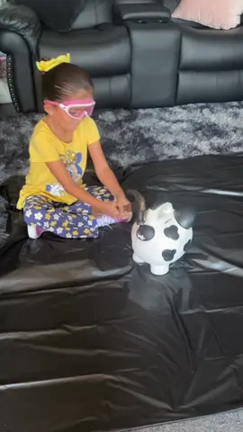 Cuando piensas que tu hija gastará su dinero ahorrado… pero no fue así 😂😅 lo quizo guardar en otro 🐷 más grande 😮‍💨