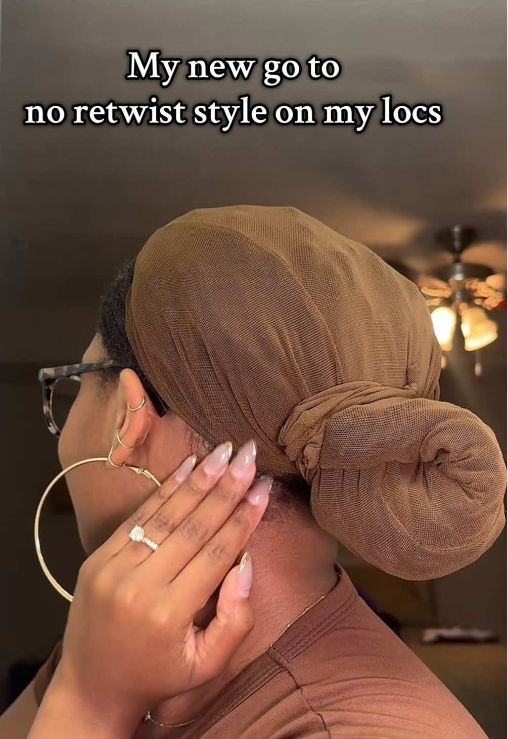 I couldn’t figure out how to do this with a scarf on my locs 😭 this hair weave sleeve makes it so much easier !! #locs #headwrap #headwraptutorial #headwraps  #locstyles #shortlocstyles  #turbanstyle 