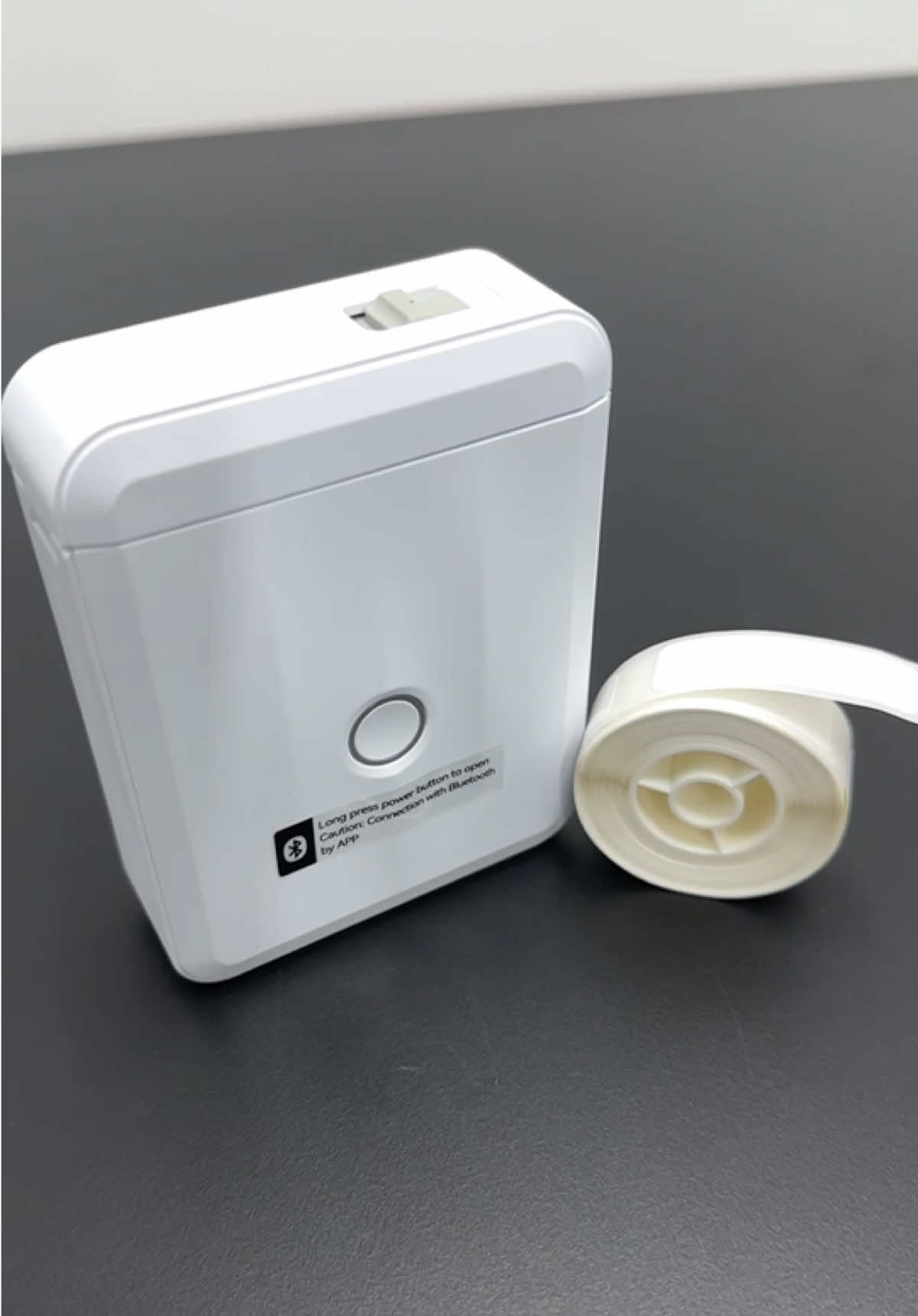 Conheça a Impressora Portátil de Etiquetas Niimbot D110 🖨️✨ Compacta, leve e super prática, ela é ideal para etiquetar tudo o que você quiser: produtos, embalagens, documentos, fios, temperos e muito mais! ⠀ ✔️ Conexão via Bluetooth ✔️ Resolução nítida de 203 DPI ✔️ Acompanha 1 rolo de etiquetas ✔️ Fácil de usar pelo app no celular ✔️ Carregamento rápido via Tipo-C ⠀ 💡 Leve com você para onde quiser e organize com praticidade e estilo. ⠀ 🔖 Etiquete, destaque e impressione! ⠀ #Niimbot #NiimbotD110 #OrganizaçãoPessoal #EtiquetadoraPortátil #EmpreendedorismoCriativo    