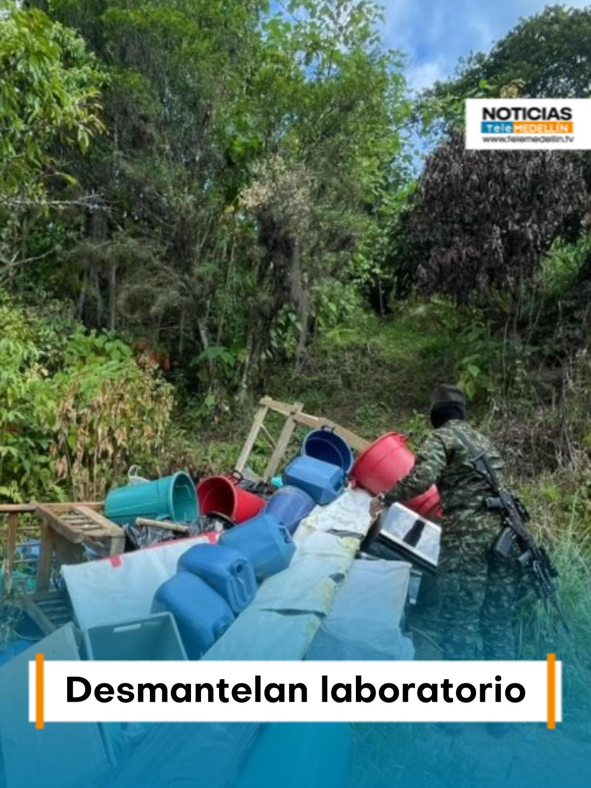 Desmantelan laboratorio para producir cocaína del Clan del Golfo en Copacabana. Un laboratorio clandestino para la producción de cocaína, perteneciente al Clan del Golfo, fue ubicado y destruido por las autoridades en Copacabana, norte del Valle de Aburrá. El operativo fue realizado de manera conjunta por el Ejército Nacional y la Dirección de Antinarcóticos de la Policía. En el lugar se incautaron 64 kilos de clorhidrato de cocaína sólida, 76 galones del mismo elemento en suspensión, 8 kilos de base de coca, más de 500 galones de insumos líquidos, una prensa hidráulica, hornos microondas, una estufa y un cilindro de gas. Este golpe representa una afectación económica cercana a los $5.330 millones para la subestructura Julio César Vargas Torres, del Clan del Golfo, que operaba en esta zona del área metropolitana. 👉 Las autoridades continúan las operaciones para desarticular las redes criminales en el Valle de Aburrá. #ClanDelGolfo #Copacabana #Seguridad #ValleDeAburrá #CeroTolerancia #EjércitoNacional