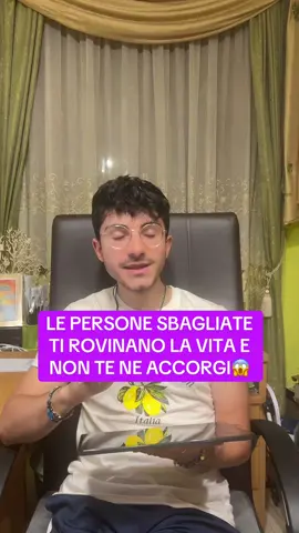 L’essere umano è un animale sociale. Non si tratta solo di una frase fatta: a livello cerebrale, emotivo e comportamentale, siamo programmati per adattarci agli altri. Ma perché? 1)🧠Il nostro cervello ha sviluppato strutture specifiche per percepire l’accettazione o il rifiuto sociale. Studi di neuroimaging mostrano che l’esclusione sociale attiva le stesse aree del dolore fisico, come l’insula anteriore e la corteccia cingolata anteriore (Eisenberger et al., 2003). 2. 👥 Il conformismo come meccanismo di sopravvivenza Secondo la teoria dell’evoluzione, conformarsi al gruppo ha un grande valore adattivo: chi seguiva il gruppo aveva più probabilità di sopravvivere, mentre chi si isolava era più vulnerabile. Il classico esperimento di Solomon Asch (1951) ha dimostrato che le persone tendono a dare risposte sbagliate pur di allinearsi al gruppo, anche quando la risposta giusta è evidente. Cervello sociale: imitazione automatica e neuroni specchio Nel cervello umano esistono i cosiddetti neuroni specchio, scoperti da Giacomo Rizzolatti e colleghi negli anni ’90. Questi neuroni si attivano sia quando compiamo un’azione, sia quando vediamo qualcun altro farla. 🔄 Risultato: imitiamo automaticamente gli altri, anche senza accorgercene — postura, tono di voce, atteggiamenti, emozioni. Teoria dell’identità sociale: diventiamo chi frequentiamo Secondo la Social Identity Theory (Tajfel & Turner, 1979), l’identità personale è costruita in buona parte attraverso i gruppi sociali a cui apparteniamo. Per mantenere coerenza interna e approvazione, adottiamo le credenze e i comportamenti del gruppo, anche quando non ci rappresentano davvero. 🔄 In pratica: ci trasformiamo per restare inclusi. Raccontami la tua storia🎤🕵️‍♂️ #comportamento #persone #donna #uomo #toxicrelationship #delusione #psicologo 