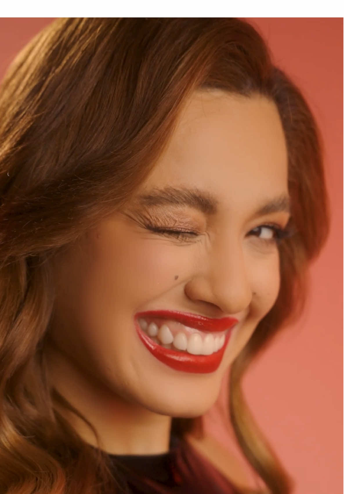 Silêncio no set, estamos com água na boca depois dessa explosão de Coca-Cola Zero Retornável. Melhor que isso, só participando da promoção com a tampinha amarela com texto preto. Eu já estou com o look pronto para ganhar prêmios e concorrer no sorteio, quem vem comigo?  #VaiDeRetornavel #publicidade @cocacola_br https://cokeurl.com/BiaPromoRetornaveis Para participar click https://vm.tiktok.com/ZT2n4CkLp/ Certificados de Autorização SPA/ME nº 04.041190/2025 e nº 05.041191/2025. Período de participação: Das 14h de 19/05/25 até as 14h do dia 05/08/25. Leia os regulamentos completos, veja as datas dos sorteios, premiações e demais informações no site: https://www.coca-cola.com/br/pt/offerings/vai-de-retornavel. *Prêmio entregue em voucher para resgate de cartão virtual bloqueado para saque. **Prêmio entregue em Certificado de Ouro no valor de R$ 350.000,00.