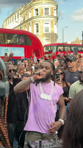 @Burna Boy performes ye-ye 🔥 #fyp #foryou #kingscross #burnaboy #burna #nigeria #yeye #london #kingscross #foryou #crowd #fans #show 