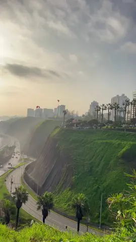 📍Lima - Miraflores 🌅 Amo los atardeceres frente al mar #sunset #maleconcisneros #limaperu🇵🇪 