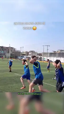 Un fifero cuando juega fútbol de verdad 😄 #fc25 #fifas #celebracionesfutbol #kick 