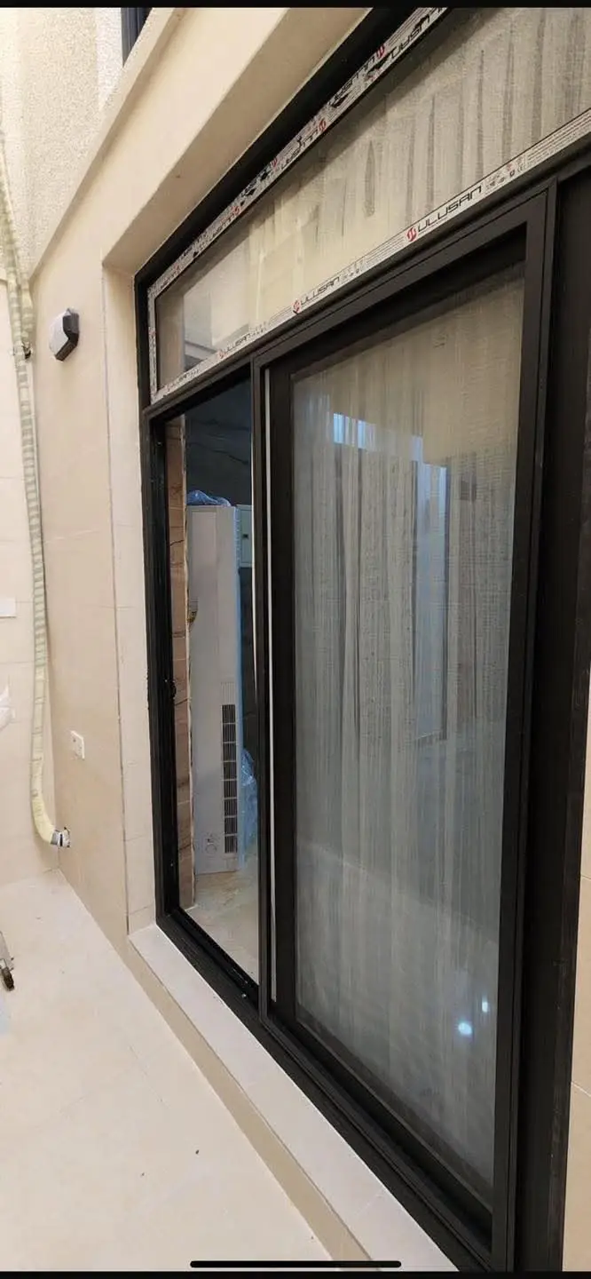 مجموعه صور من أعمالنا شبابيك سلايت مع ابواب المنيوم الون اسود مقطع تركي درجه اولى عازل للصوت والاتربه