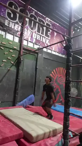 Se me resbaló la mano jajaja #trendingvideo #streetworkout  #caidas #fyp #paratii #calistenia 