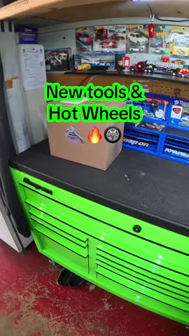 Sometimes a slow day is needed to play with my hot wheels 🥵🔧 @Eddys_hotwheels #tools #toolsofthetrade #mac #hotwheels #diecast #hotwheelscollections #slow #automotive #mechanic