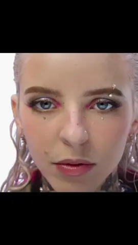 estoy perdida es el azul de sus ojos.. #youngmiko #miko #xyzbca#ojosazules  #fyp #foryou #foryoupage #trending #viral #tiktok 