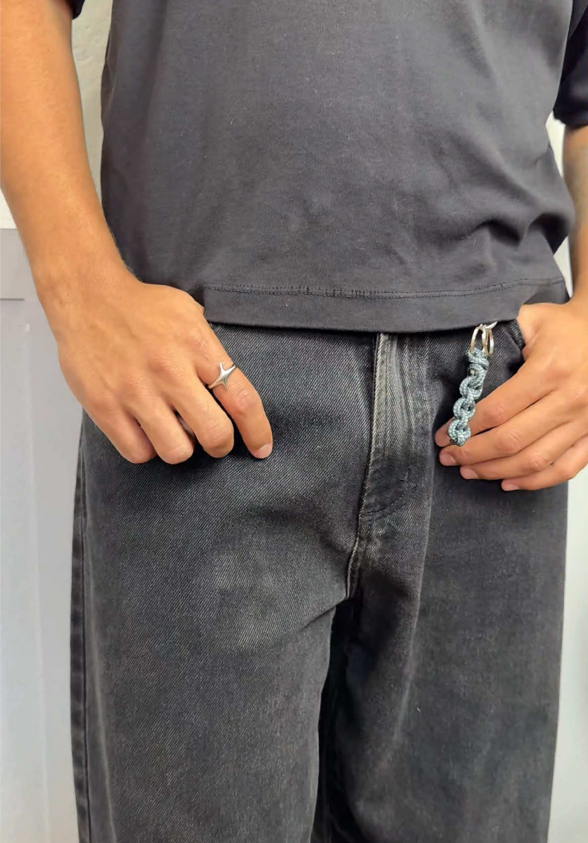 Aura é a definição de estilo ousado e futurista. Se curte sair do óbvio, o Aura é para você! #anéis #anelmasculino #aneismasculinos #streetwearbr #modamasculina 