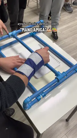 🎨✍🏼 “Mano Amiga” – Ayuda técnica de bajo costo para escribir, dibujar o pintar. Diseñamos este prototipo inspirado en “Guided Hands” para personas con movilidad reducida en MMSS, como parálisis cerebral u otras condiciones neurológicas. 💡 Promueve la autonomía, la creatividad y la inclusión 💚 Costo estimado: $9.000 CLP.  #terapiaocupacional #ayudastecnicas #inclusion 