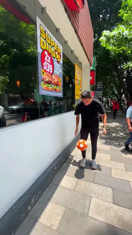 Si tienes un partner, corre a aprovechar esta oferta: Super Duo. La Famous Star, ya sea con carne de res o con 2 hand breaded chicken tenders por solo $139 MXN en @Carl's Jr. México #Superduo #Publicidad