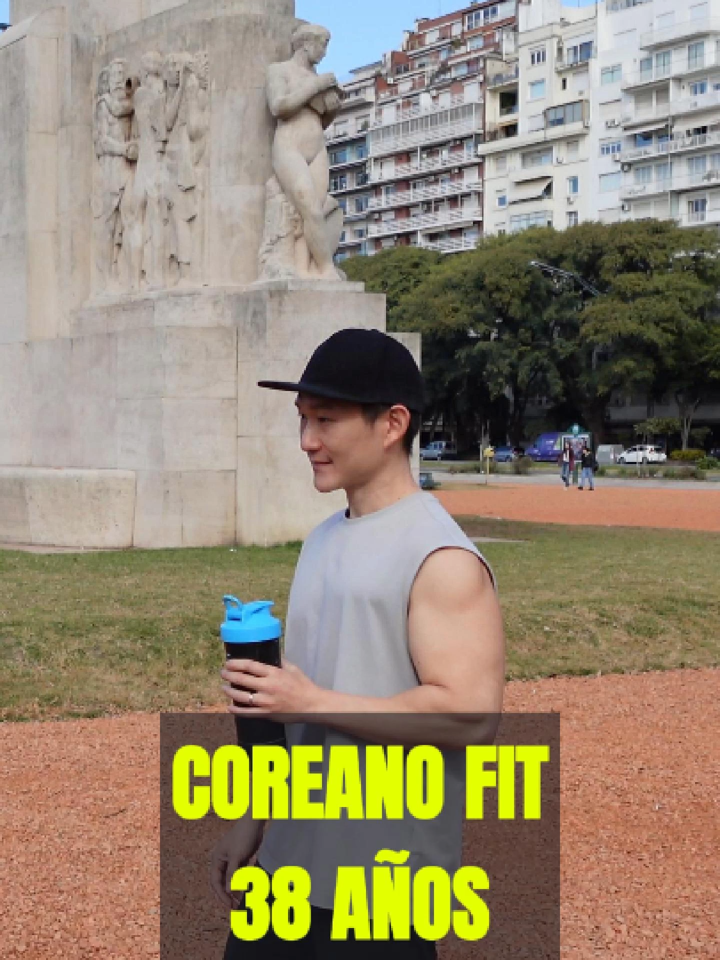 Entrevista en la calle a coreano-argentino @papacoreano fit de 38 años, preguntándole cómo entrena y cómo se alimenta. #CharlasFit #coreano #Fitness #padre #artesmarciales #bienestar #rutina #papacoreano #argentino #gimnasio #consejos