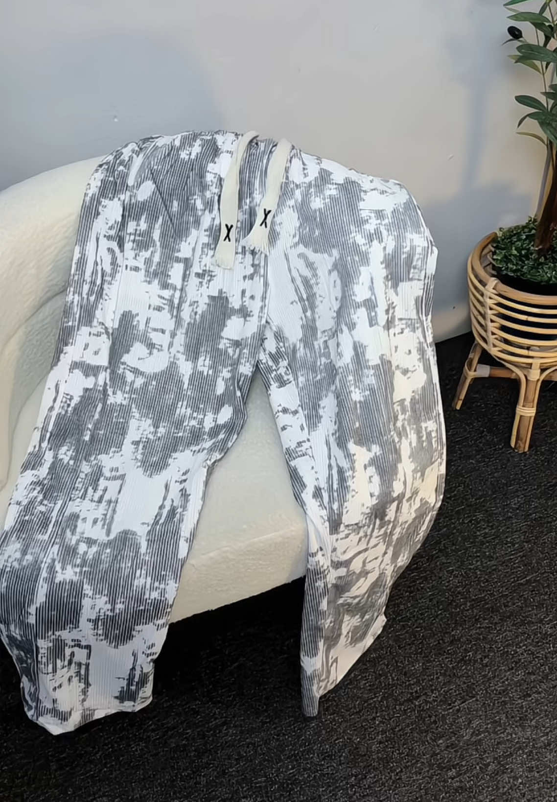 Celana panjang corduroy ada 2 pilihan warna hitam dan putih #celana #celanacorduroy #celanapanjang #ootdinspo #OOTD 