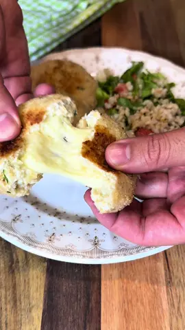 Croquetas de pollo y garbanzos  Ingredientes: 500g de pollo 1 taza de garbanzos  1 diente de ajo  1 cdita de sal Perejil Pan rallado  Queso #croquetas #croquetasdepollo #croquetasdepolloygarbanzo #croquetasdegarbanzo 