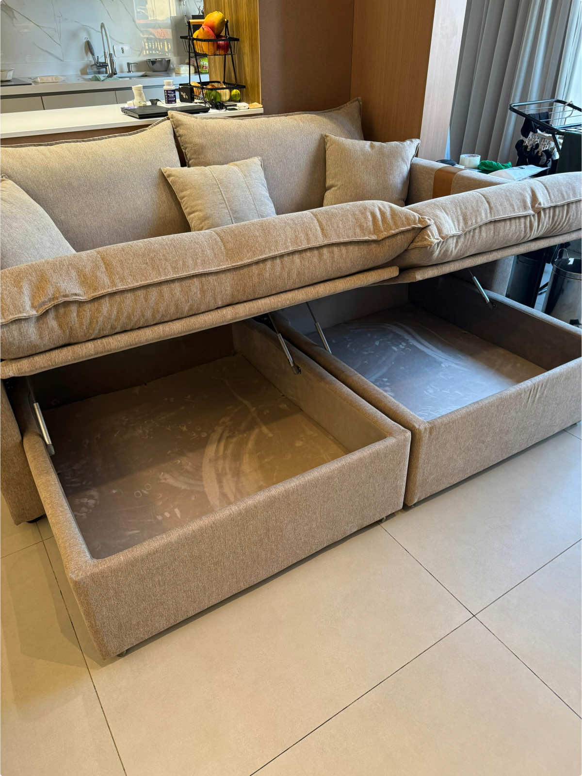 Se você precisa de um sofá lindo, funcional e de qualidade, este é o modelo perfeito para sua casa! Esse sofá com baú é feito sob medida e você pode definir tecido, espumas, tamanho dos braços e deixar exatamente do jeito que sempre sonhou. Entre em contato e solicite seu orçamento. #selany #sofasobmedida #sala #homedecor #sofá #tapecaria 