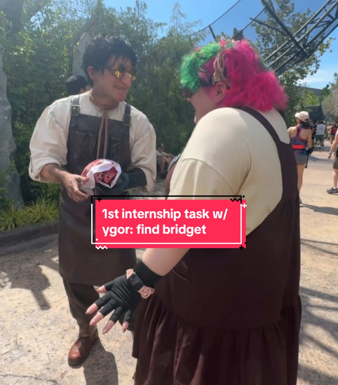 met ygor in the afternoon and he asked if i would help him find bridget. first task of my internship was completed successfully ✅🫡 #ygor #ygordarkuniverse #darkmoor #darkuniverse #epicuniverse 