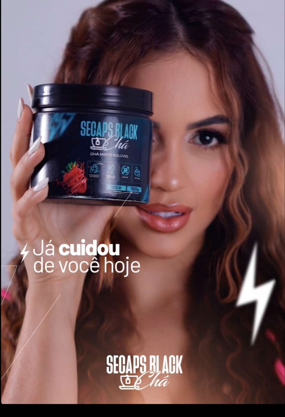 ✨Como você se sente depois de tomar o Secaps Black Chá? ✔️ Bom humor, sem ansiedade nem compulsão por doces ✔️ Pele, unhas e cabelos mais saudáveis ✔️ Energia, disposição e digestão leve ✔️ Clareza mental e foco ✔️ Corpo bonito, forte e resistente ✔️ Você se sente uma mulher feliz e bem resolvida! 💪💖 🌿 Quer sentir tudo isso também? 📲 Clique no link da bio e comece hoje mesmo!  . . . . . . #SecapsBlack #BemEstar #Autoestima #MulherForte