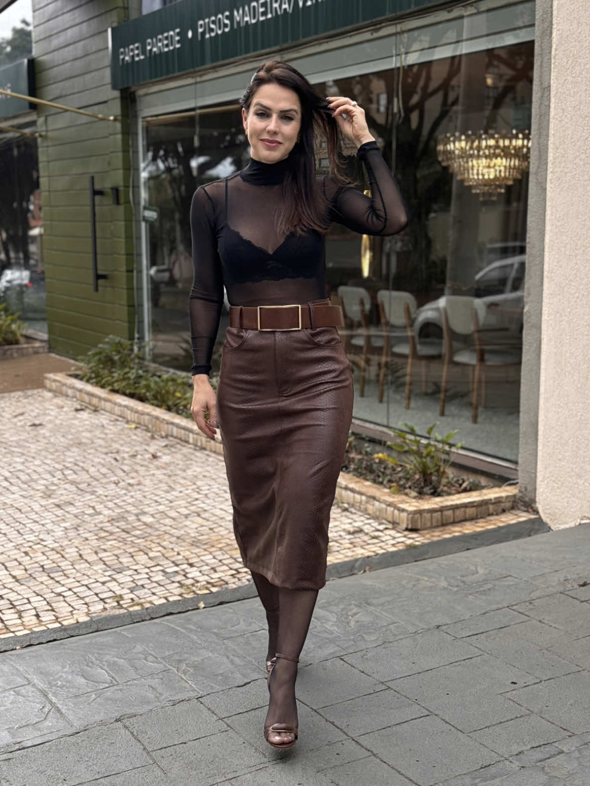 ✨ Vocês pediram, e ela está de volta! A Saia Eduarda mídi em tecido Animale chegou ARRASANDO corações! 💘 Com modelagem impecável, toque sofisticado e caimento dos sonhos… ela veste do P ao GG e transforma qualquer look em um espetáculo. 🌹 Elegância que encanta 🌹 Conforto que surpreende 🌹 Estilo que marca Mas corre, porque essa belezura é daquelas que voam! ⚡️ Garanta já a sua! #SaiaEduarda #LançamentoDesejado #ModaFeminina #TecidoAnimale #MidiPerfeita #ChiqueDemais #DoPaoGG
