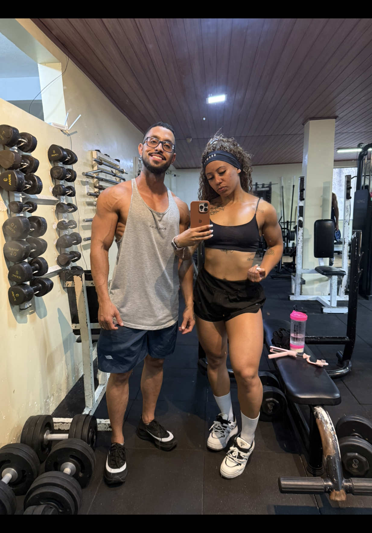 Treino de inferiores bem tranquilinho hoje, aos comandos dele @jrbahiaa 🦵🏼🙄 Algumas tretas, reclamações e muitas conversas kkkk #treino #academia #Fitness #musculação #gym