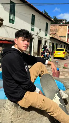 📍✨ MOCHACA: EL ALMA HISTÓRICA DE SOGAMOSO ✨📍 ¿Sabías que el barrio Mochaca guarda los secretos más fascinantes de Sogamoso? 🌆🔍 Aquí te llevo a recorrer sus rincones llenos de memoria:   ✅ Teatro San Marcos: Hoy solo quedan sus ruinas, pero en los años 30 fue el primer teatro de la ciudad, fundado por Marcos Barrera. Proyectaba películas mudas y era el orgullo cultural de Sogamoso. ¡Imagina las historias que vivieron sus paredes! 🎬🧱  ✅ La Pilita de la Unión: Más que una fuente, era el corazón social de Mochaca. Aquí los campesinos dejaban beber a sus caballos antes de partir a las veredas, y los vecinos se reunían para celebrar la paz en 1888. Su leyenda dice: “Quien bebe de su agua, siempre regresa