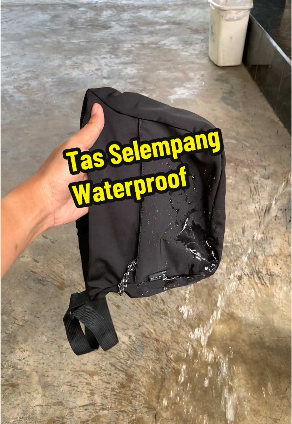 Membalas @takanajuo1 tas selempang waterproof warna item emang cool sih