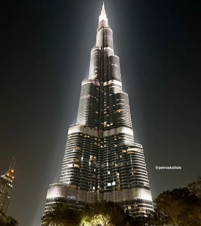 The best night photos of Burj Khalifa🇦🇪🤍#dubai #dubai_dxb_uae #dubailife #dubai🇦🇪tiktok🇦🇪uae💕 #dubaibeauty