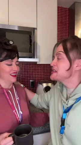 Aquí con mi amiga la ChocoKirspis comentando a la hora del lonche. #Rojstar #MonicaEscobedo #Humor #Comedia 