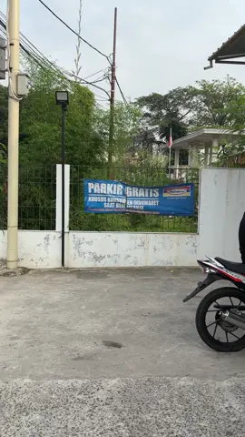 Anjirr masih ada tukang parkir liar  #meow #kucinglucu 