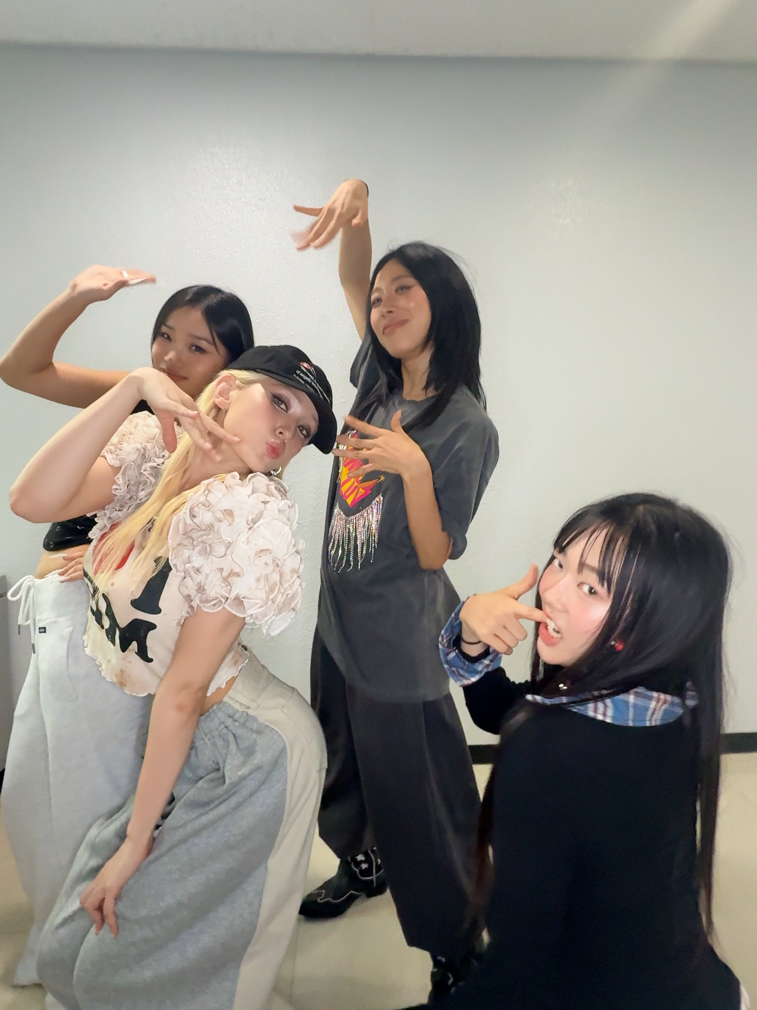 EXTRA with #1milliondance #LIAKIM #HARIMU #SEOIN ☁️💓⚡️ @1millionofficial @liakim1m @___harimu___ @sexyseoin #JEONSOMI #전소미 #원밀리언 #1milliondancestudio #EXTRA #EXTRAchallenge #JEONSOMI_EXTRA #THEBLACKLABEL #더블랙레이블