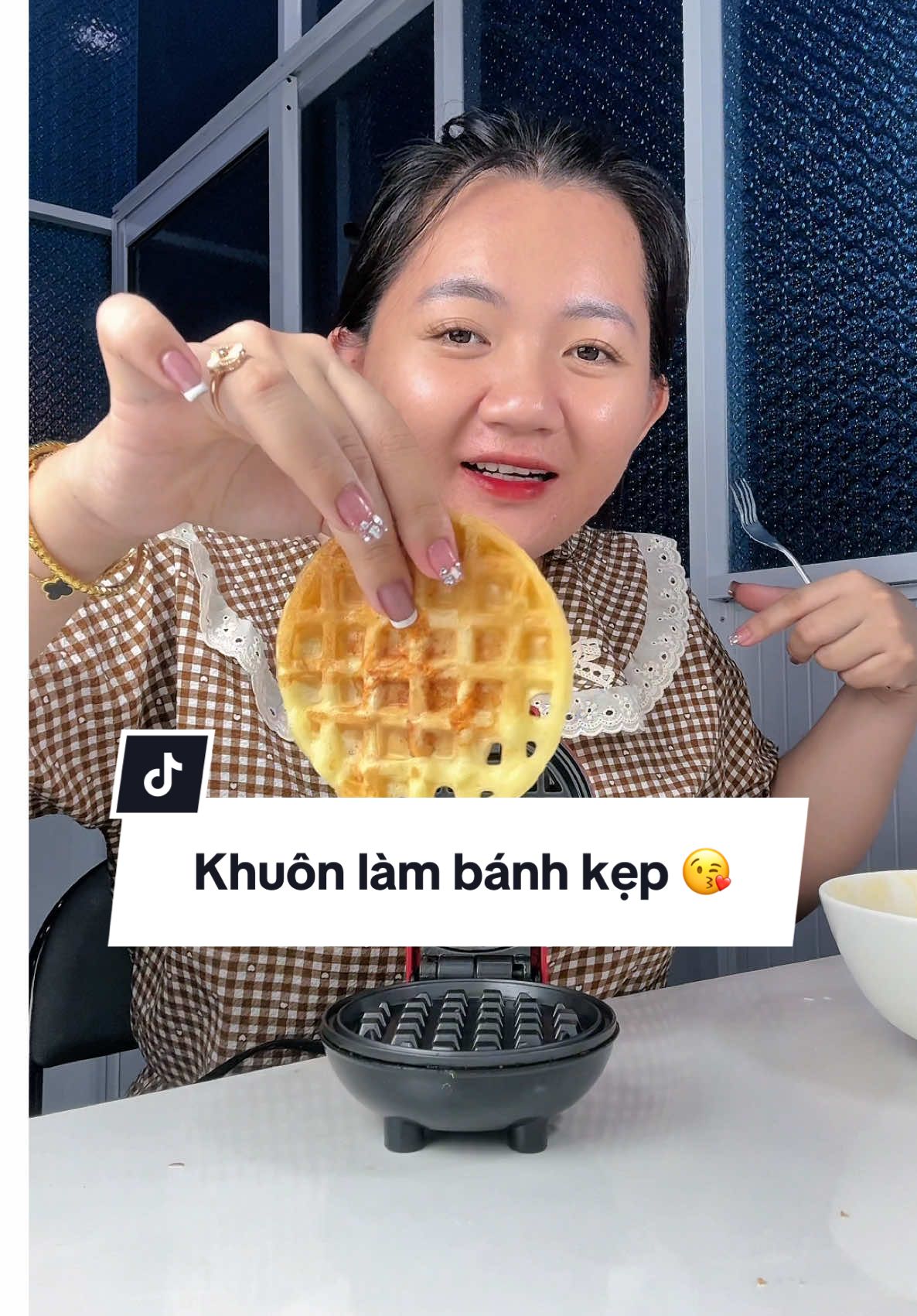 Công nhận là có cái máy này nướng bánh kẹp cho con ăn tiện ghê 🥰 #khuonbanhkep #maynuongbanh #maynuongbanhkep #mebimreview #ancungtiktok 