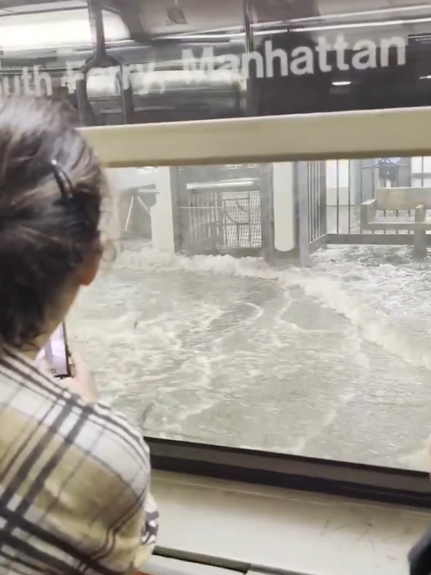 La estación 28th Street en Nueva York colapsa por lluvias torrenciales, el agua entra por todos lados. #Latinus #InformaciónParaTi