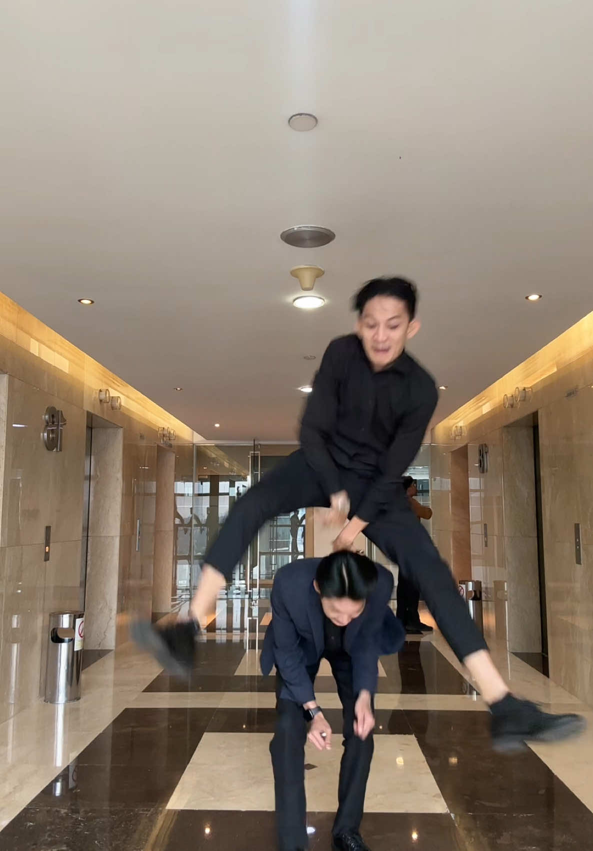 Muka nya nahan panik takut kena kepala🤣@𝙰𝚛𝚢𝚊 𝙺𝚒𝚛𝚎𝚗𝚎 🔥 