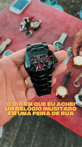 🕵️‍♂️ O dia em que achei um relógio Lamborghini (?) numa feira de rua 😳 Domingo é dia de garimpo, e nesse rolê eu encontrei de tudo: Citizen clássico, Orient “japonês”, 3 Estrelas de todo tipo… Mas o destaque foi essa coisa estranha que o vendedor jurou ser da Lamborghini 😂 👉 Já viu algum relógio mais esquisito que esse? Me conta aqui nos comentários! — #RelógiosNaReal #GarimpoDeRelógios #RelógiosVintage #RelógiosAntigos #Seiko3Estrelas #RelógiosCitizen #RelógiosOrient #FeiraDeRua #AchadosDeFeira #RelógiosInusitados #WatchHunting #RelógiosQueContamHistórias