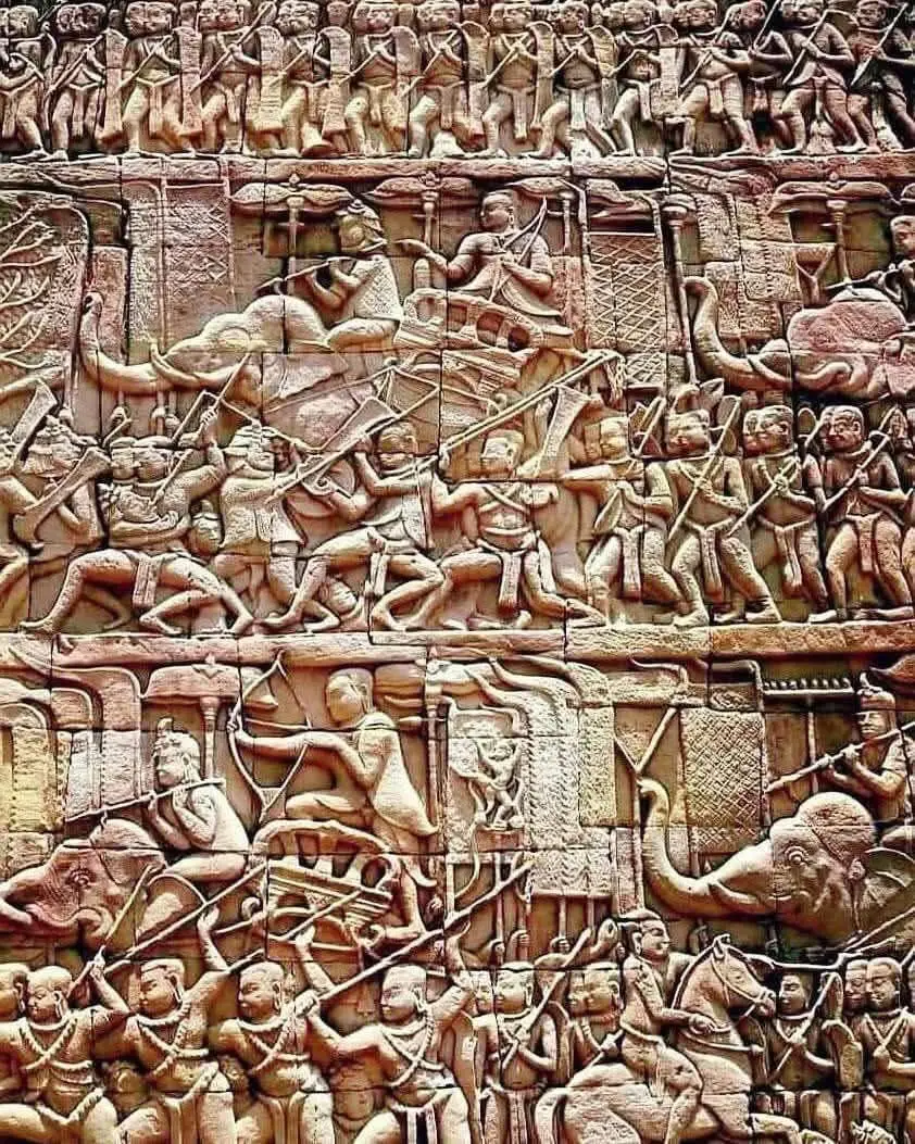 នេះគឺជាចម្លាក់នៅលើជញ្ជាំងប្រាសាទបាយ័ន  ដែលបង្ហាញពីសមរភូមិប្រយុទ្ធមួយក្នុងសម័យអង្គរ។ រចនាបទនៃចម្លាក់នេះមានលក្ខណៈពិសេសៗដូចជា: - ផ្នែកខាងលើបង្ហាញពីទាហាន - ផ្នែកកណ្តាលបង្ហាញពីការប្រយុទ្ធគ្នា - ផ្នែកខាងក្រោមបង្ហាញពីទាហានជិះសេះ និងដំរី ចម្លាក់នេះមិនគ្រាន់តែជាសិល្បៈប៉ុណ្ណោះទេ ប៉ុន្តែថែមទាំងជាឯកសារប្រវត្តិសាស្ត្រដ៏មានតម្លៃ ដែលបង្ហាញពីយុទ្ធសាស្ត្រសឹក និងសង្គ្រាមក្នុងសម័យអង្គរផងដែរ។ #viralreelsfacebook #ស្រីមឿនសុឹងខ្មែរ #វប្បធម៌ខ្មែរ #popular #temple #ប្រវត្តិសាស្រ្តខ្មែរ #លោកឪសួង #ព្រះអង្គវនវាសី #គុនខ្មែរ​#photochallenge #myidol #LooksChallenge #photochallenge #photooftheday #photography #SamdechHunSen #Love #បតាសន្តិភាព #អរគណសន្តិភាព #អរគណសម្ដេចតេជោ #ហ៊ុនម៉ាណែត  #Hunmanet #កម្ពុជាមាតុភូមិខ្ញុំ #CambodiaNews #សមតេចតេជោហ៊ុនសែន #ខ្មែរ #វប្បធម៌​ខ្មែរ #Respectfully #Trydana #fyp  #ព្រះនាងជេនណា #JennaNorodom #Chhomsreypach  #ទេសចរណ៍វប្បធម៌ #ទឹកដីសុវណ្ណភូមិ #Angkor 