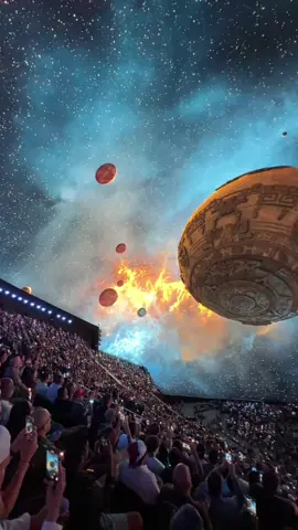 Lần đầu tiên diễn ra bên trong “quả cầu 23 tỷ đô” tại Las Vegas! Sân khấu không còn là sàn đấu bình thường, mà là bên trong Las Vegas Sphere – công trình thị giác đỉnh cao trị giá 2,3 tỷ USD. Khi võ thuật đối kháng kết hợp với công nghệ trình chiếu 360°, khán giả không chỉ xem – mà chìm đắm trong từng cú ra đòn! 📍Lịch sử UFC mở ra một chương mới tại nơi chưa từng có tiền lệ. #UFC306 #LasVegasSphere #TrảiNghiệmĐỉnhCao #GiảiĐấuThếKỷ #LasVegas