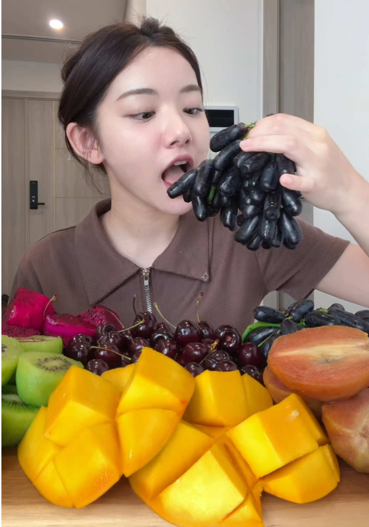 Mukbang một mâm trái cây đủ loại: xoài, cherry, kiwi xanh, nho, hồng xiêm, thanh long đỏ 🥭🍒🥝🍇🤤                                                            #mukbang #asmr 