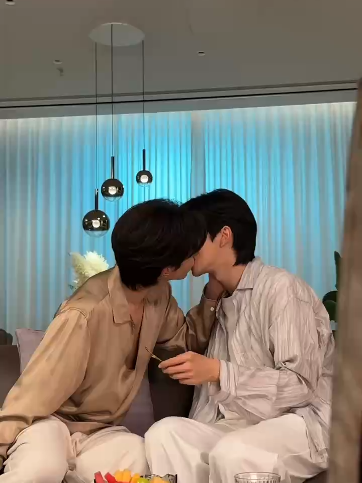 【花絮BTS🎬】垂涎ABO Desire|青提吻花絮  #ABODesire #DesireTheSeries  Green Garpe Kiss 🥰😍 每週六晚上8點，全球同步上線🌏 Every Saturday at 8 PM(Beijing Time)-Drops worldwide🌏 #垂涎 #ABODesire #abodesire #desiretheseries #desire #Desire #nongjian #omegaverse #bl #abo #ABO #boyslove #drama #dramaseries #blseries #bts #behindthescene