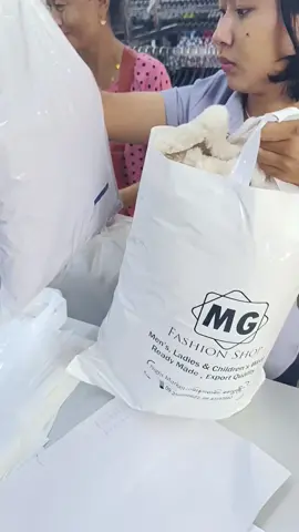 🫴👕👚ဈေးသက်သာလို့တဲ့ စောင်‌တွေရော အထည်တွေရော အများကြီးအားပေးသွားတဲ့ 💙ချစ်မမကြီး 🫴မနိုင်လို့တောင် လိုက်ပို့းပေးလိုက်ရတယ်😁 😁😁 MGFashion Export Outlet 💯💯 ##fypシ゚viral  #Tiktok myanmar 