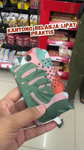 Tas belanja lipat praktis, berbahan polyester waterproof. bisa masuk tas dan bisa digantung. Lebih hemat dan praktis #kantongbelanjalipat #tasbelanjalipat #totebaglipat #kantongbelanjapraktis #kantongbelanjamurah #kantongbelanjaramahlingkungan #tasbelanjamurah #cuantanpabatas 