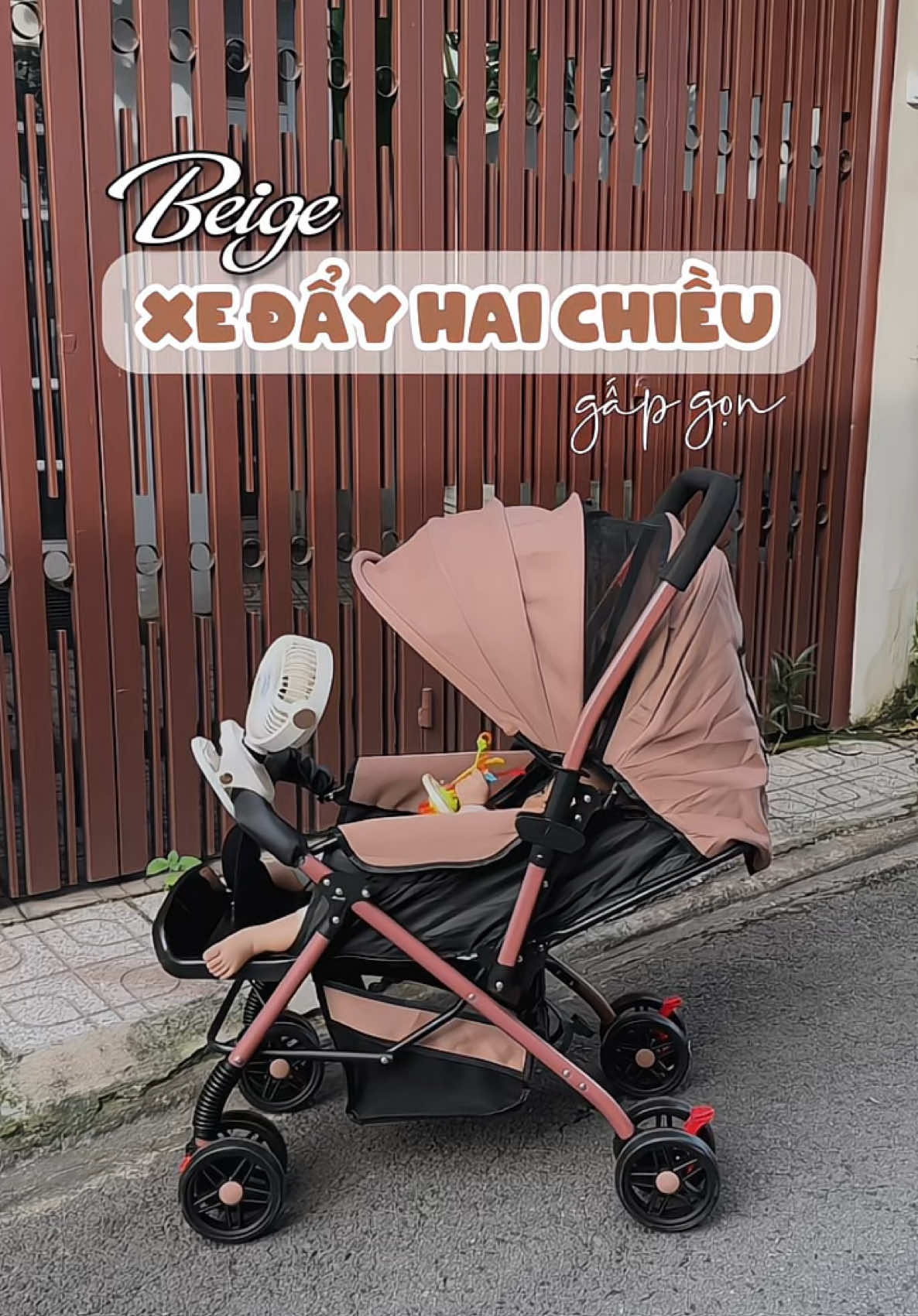 Xe đẩy gấp gọn 2 chiều. Giá chưa tới 1 củ khoai mà đủ các tiện ích luôn. Ba mẹ tham khảo nè #meboiboi #xedaygapgon #xeday #xeday2chieu #beige #angelkiss #xuhuong 