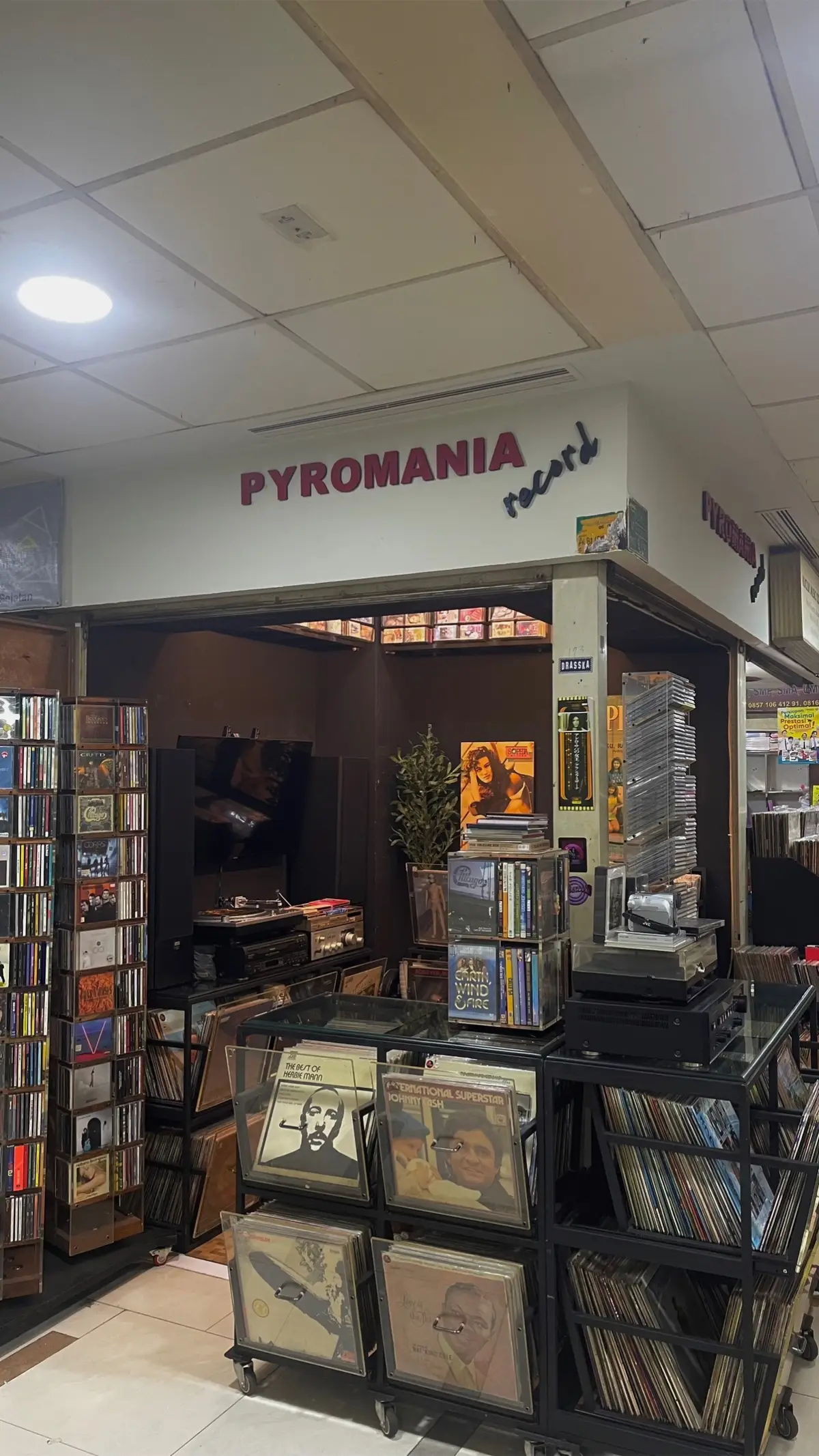 Ada yg suka juga foto foto kek gini?😝 #blokm #retro #vinil #kaset #vintage 