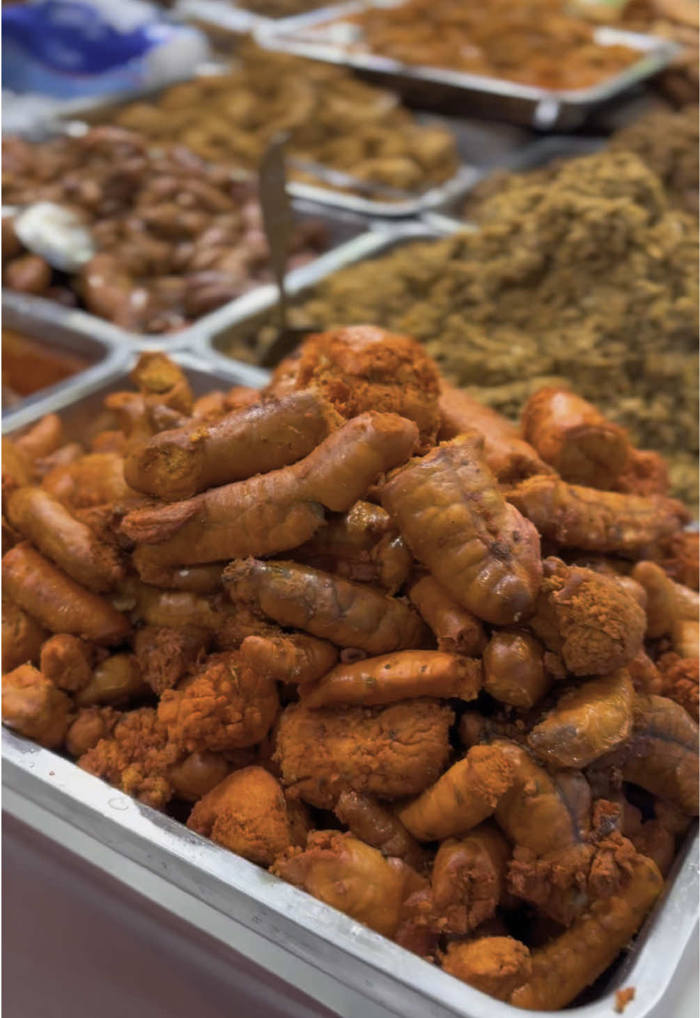 Langganan Makanan Khas gresik rek!!  Aneka Telur Ikan Pasar Gresik bu Shofiyah Menu => Telur tengiri pedas , telur bader, wedel/jeroan bandeng,  pepes telur bader, telur cumi, telur kepiting, telur sembilang, telur mujaer, telur bader lontongan, telur bader lontongan digoreng Harga telur ikan: 1 ons 15.000 1/4 35.000 Sebelum beli bisa incip-incip aneka telur ikan’e lo rek!! Lokasi stand @ndok bader bu shofiyah: Lantai 1 Blok C No 95 (Pasar Kota Gresik) sebelah orang jual pukis banyumas #fypシ  #fypviralシ  #kulinerGresik #nguliner  #telurikangresik #doyanmakan 